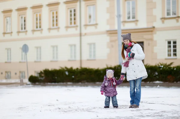 Jonge moeder en haar dochter bij winterdag — Stockfoto