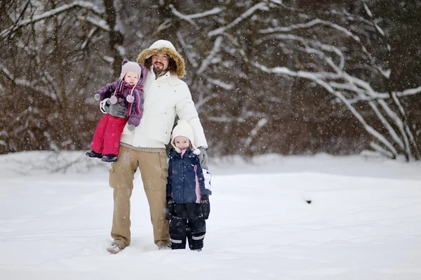 若い父親と冬の日の彼の女の子 — ストック写真