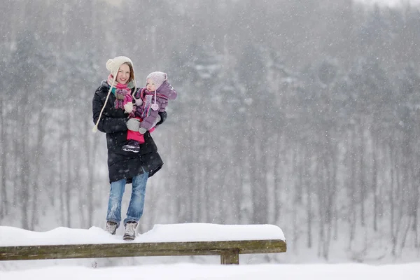 Jovem mãe e sua filha no dia de inverno — Fotografia de Stock