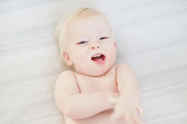 Adorable retrato de niña en una manta blanca — Foto de Stock