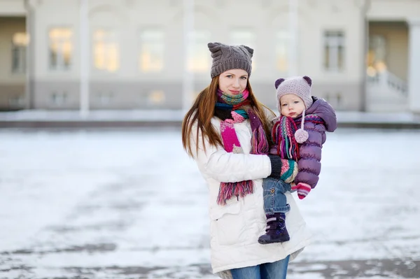 Giovane madre e sua figlia nel giorno d'inverno — Foto Stock