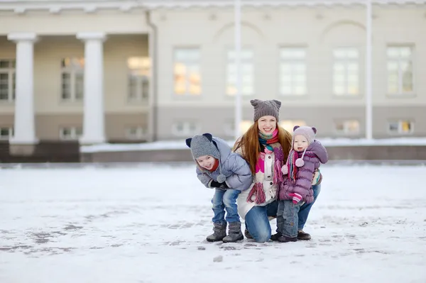 Giovane madre e le sue ragazze nel giorno d'inverno — Foto Stock
