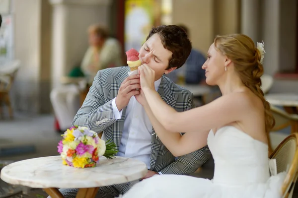 Nevěsta a ženich s ice cream venku — Stock fotografie