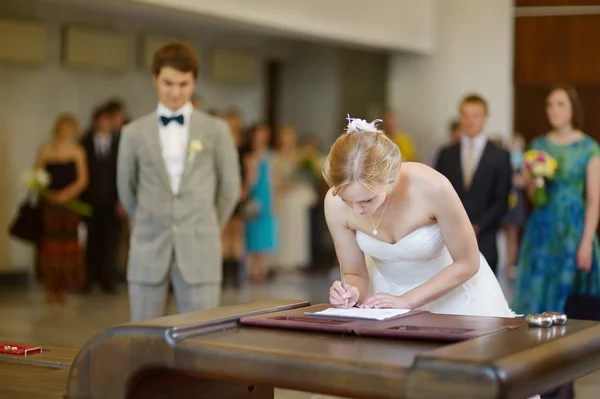 Novia firmando un contrato de boda — Foto de Stock