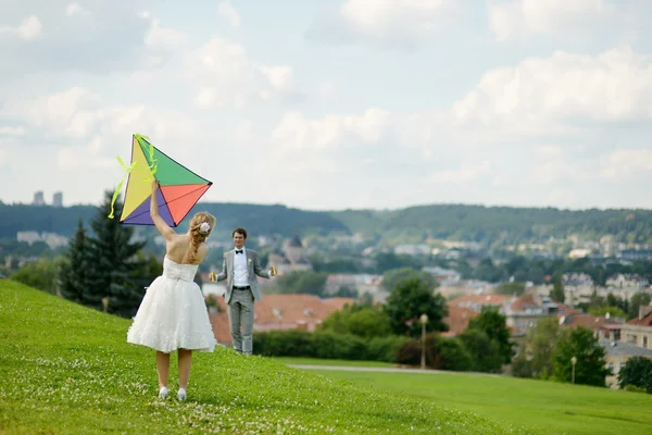 新郎新娘在婚礼当天放风筝 — 图库照片