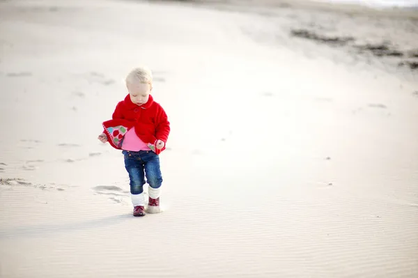 Adorable petite fille marchant au bord de la mer — Photo