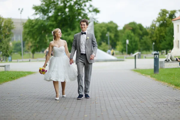 Happy bride and groom enjoying themselves — Stock Photo, Image