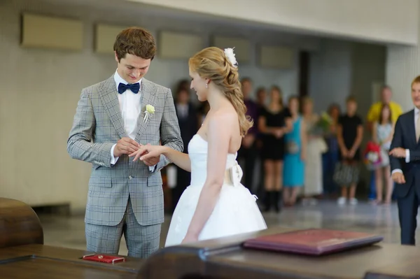 Novio poniendo un anillo en el dedo de la novia — Foto de Stock