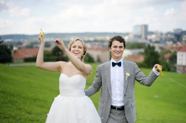 Noiva e noivo voando um papagaio em um dia de casamento — Fotografia de Stock