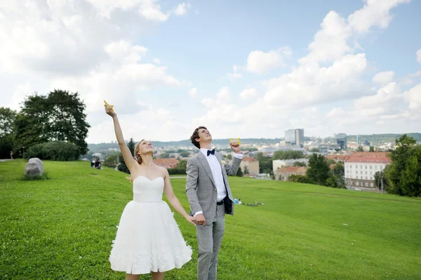 結婚式の日に凧揚げ花嫁と新郎 — ストック写真
