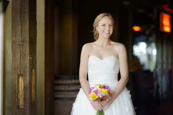 Крытый портрет красивой молодой невесты — стоковое фото