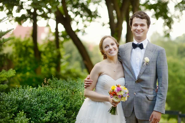 Felice sposa e sposo divertendosi — Foto Stock