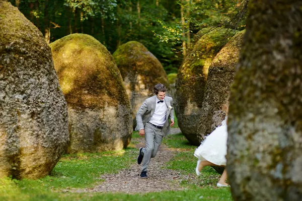 Mutlu gelin ve damat kendileri zevk — Stok fotoğraf