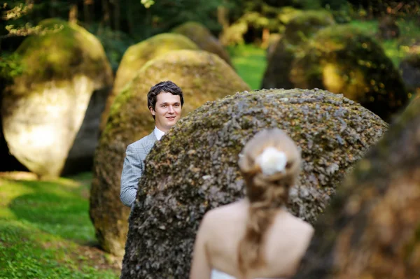 Feliz novia y novio disfrutando de sí mismos — Foto de Stock