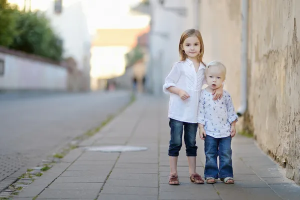 Twee zusjes lopen samen — Stockfoto