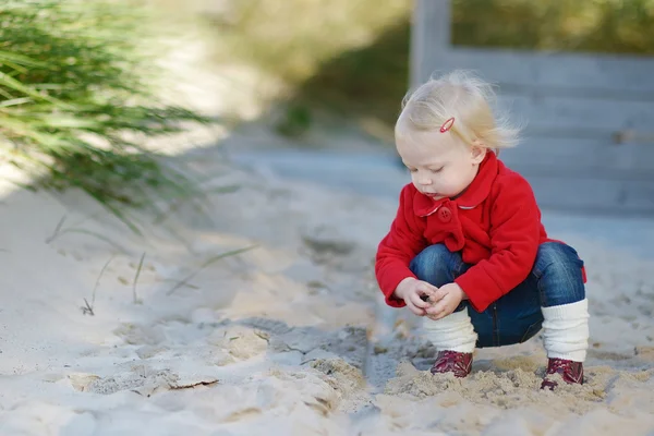 Bedårande barn girl spela i en sand — Stockfoto