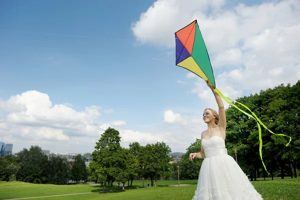 Bruid vliegen een vlieger op een trouwdag — Stockfoto