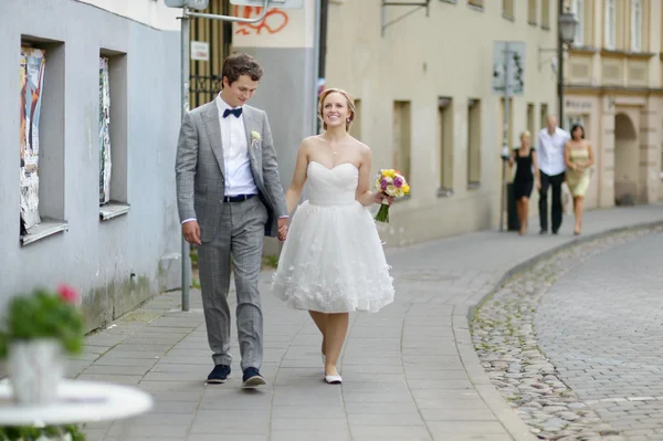 Šťastné nevěsty a ženicha se veselí — Stock fotografie