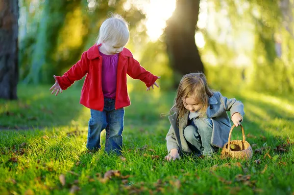 Zwei kleine Schwestern spielen draußen — Stockfoto