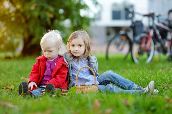 Twee kleine zusters buiten spelen — Stockfoto