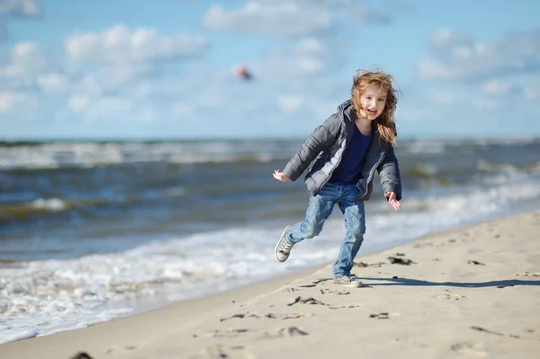 Adorable petite fille jouant sur la plage — Photo