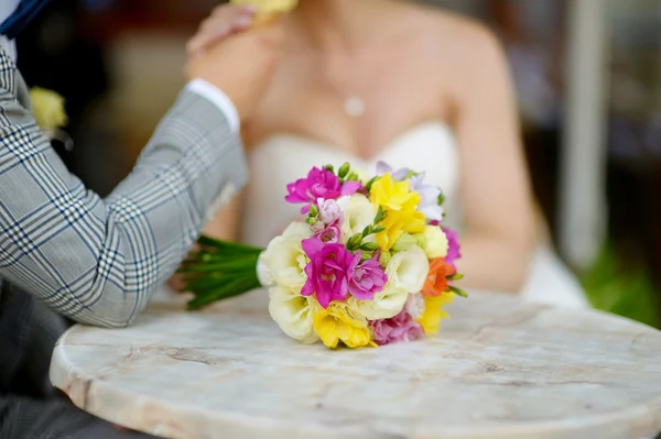 Piękny bukiet ślubny leżący na stole — Zdjęcie stockowe