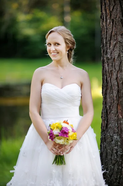 Красивая невеста позирует в парке — стоковое фото