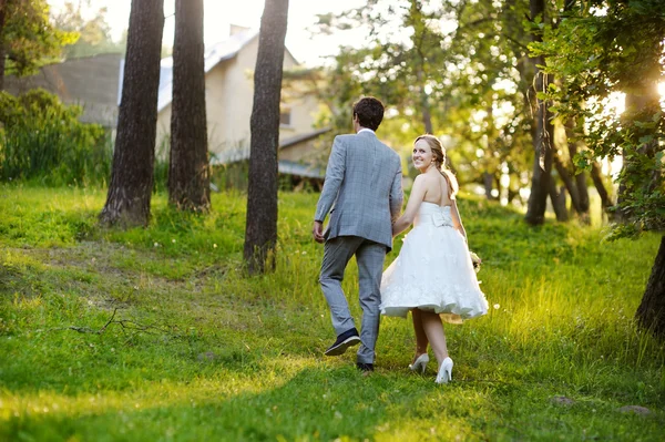 Mooie bruid en bruidegom in een park — Stockfoto