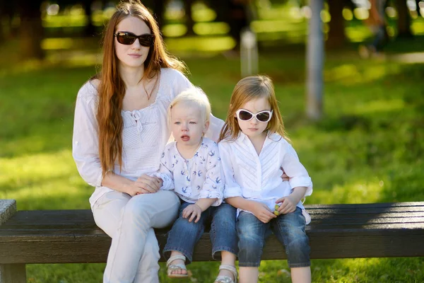 Mladá matka a její dvě malé dcery — Stock fotografie