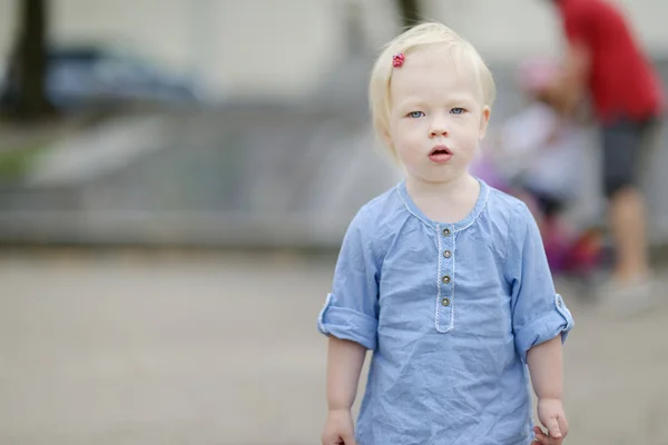 Adorable dziewczyna portret na zewnątrz w lecie — Zdjęcie stockowe