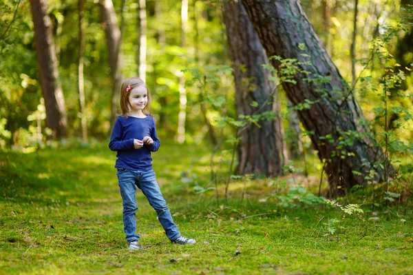 Adorable fille randonnée dans la forêt le jour de l'automne — Photo