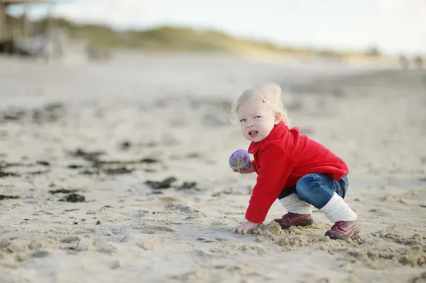 Seashore tarafından oynarken sevimli küçük kız — Stok fotoğraf