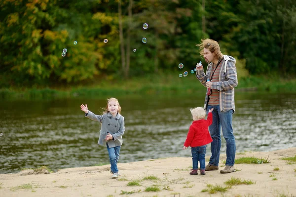 Jonge vader en zijn twee kleine dochters — Stockfoto