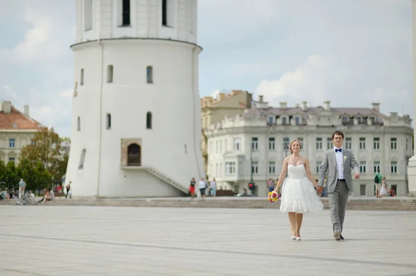 Felice sposa e sposo divertendosi — Foto Stock