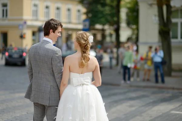 Gelukkige bruid en bruidegom zelf genieten — Stockfoto