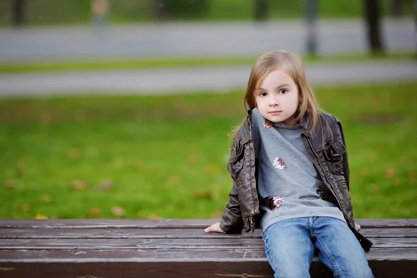 Adorável menina retrato ao ar livre no outono — Fotografia de Stock