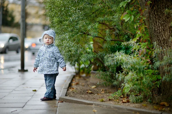 Adorable niña en el día lluvioso — Foto de Stock