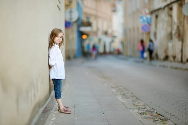 Bedårande flicka stående utomhus på sommaren — Stockfoto