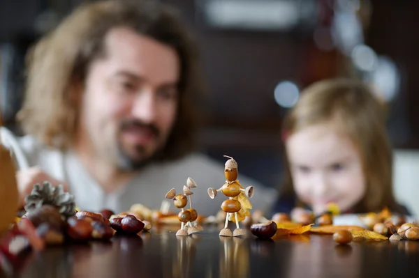 Padre e suo figlio fanno le castagne creature — Foto Stock