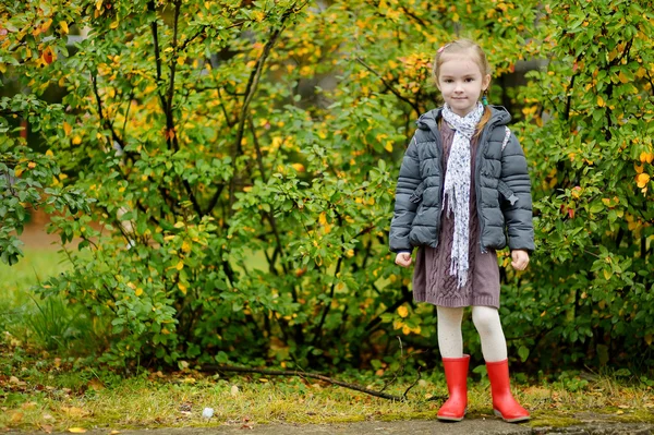 Bambina sulla strada per la scuola il giorno d'autunno — Foto Stock