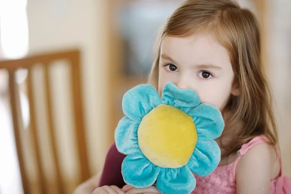 Retrato de niña en casa — Foto de Stock