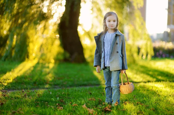 Retrato de niña afuera en un día de otoño — Foto de Stock