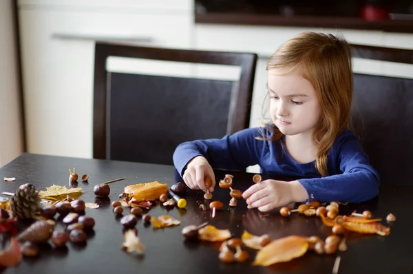 Dziewczynki co istoty chestnuts — Zdjęcie stockowe