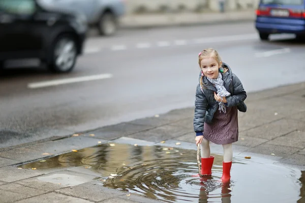 Schattig meisje op een regenachtige dag in de herfst — Stockfoto