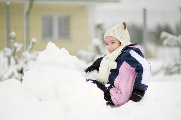 Holčička se baví v zimní den — Stock fotografie