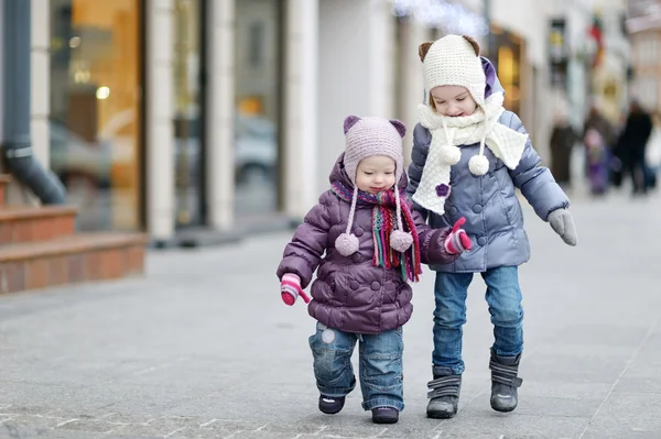 Två små systrar att ha kul på vinterdag — Stockfoto