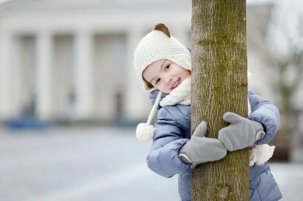 Kleines Mädchen hat Spaß an einem Wintertag — Stockfoto