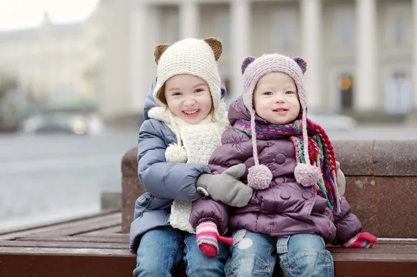 Dos hermanas pequeñas divirtiéndose en el día de invierno — Foto de Stock