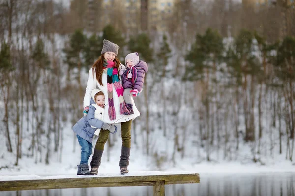 Madre joven y sus hijas en el día de invierno — Foto de Stock