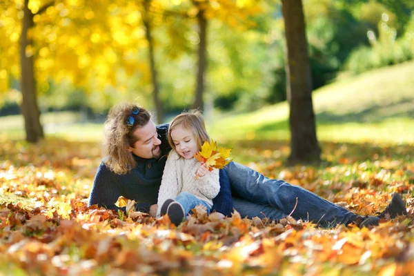 年轻的父亲和他的女儿在秋天有乐趣 — 图库照片